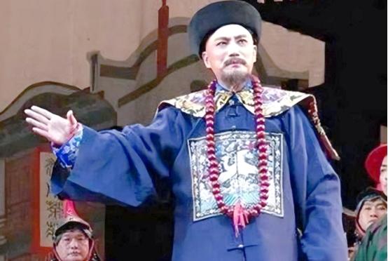 1805年，河南宝丰知县谢兴峣跪在嘉庆帝面前，按照惯例报上家世。当他说出“家父谢