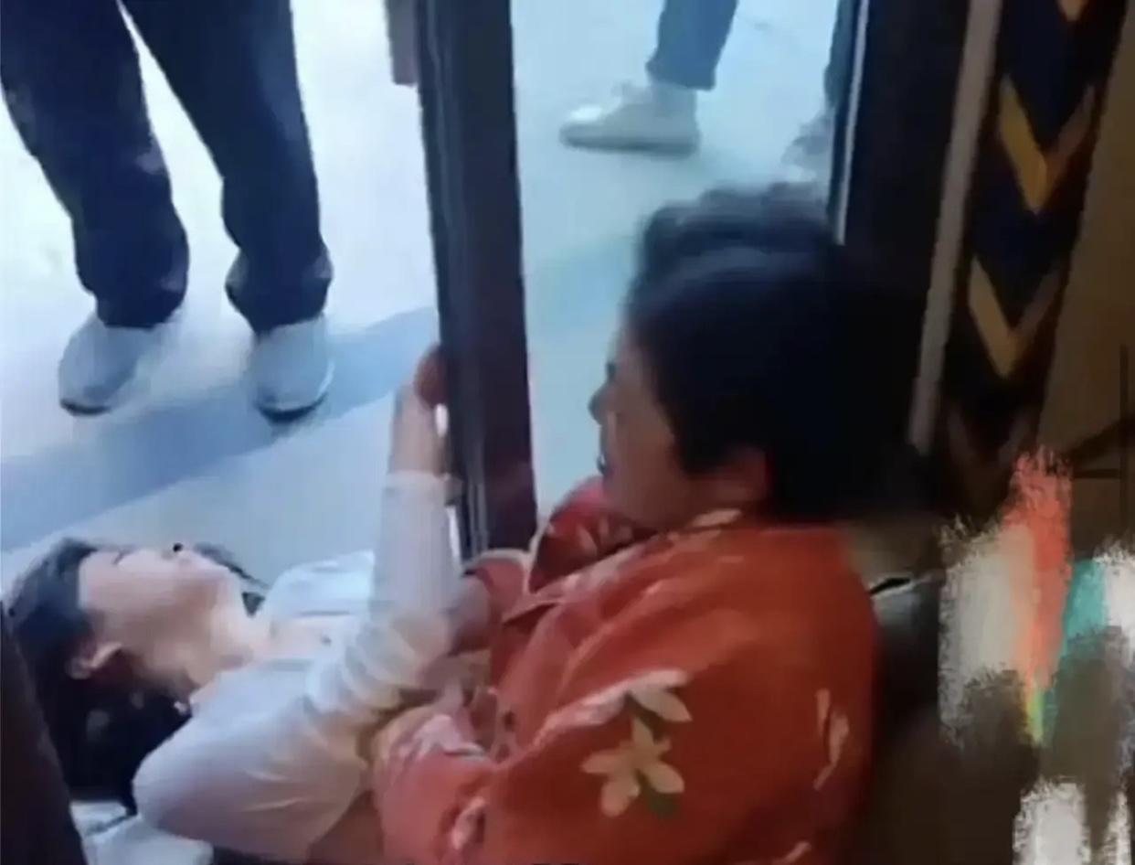 【家庭暴力现场曝光：一个年轻媳妇的无声抗争，令人心碎的真相】
江苏，曾有一段令人