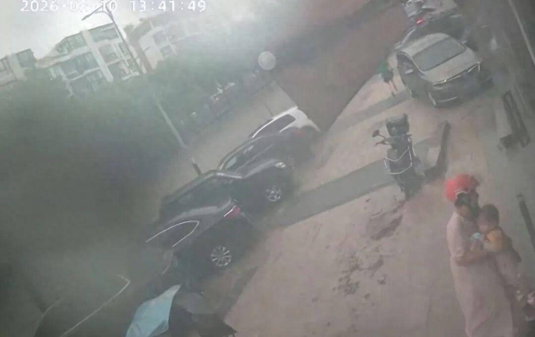 上海这件事，真正让人心里不是滋味的，不只是超市老板帮忙看了几个小时孩子，而是一个