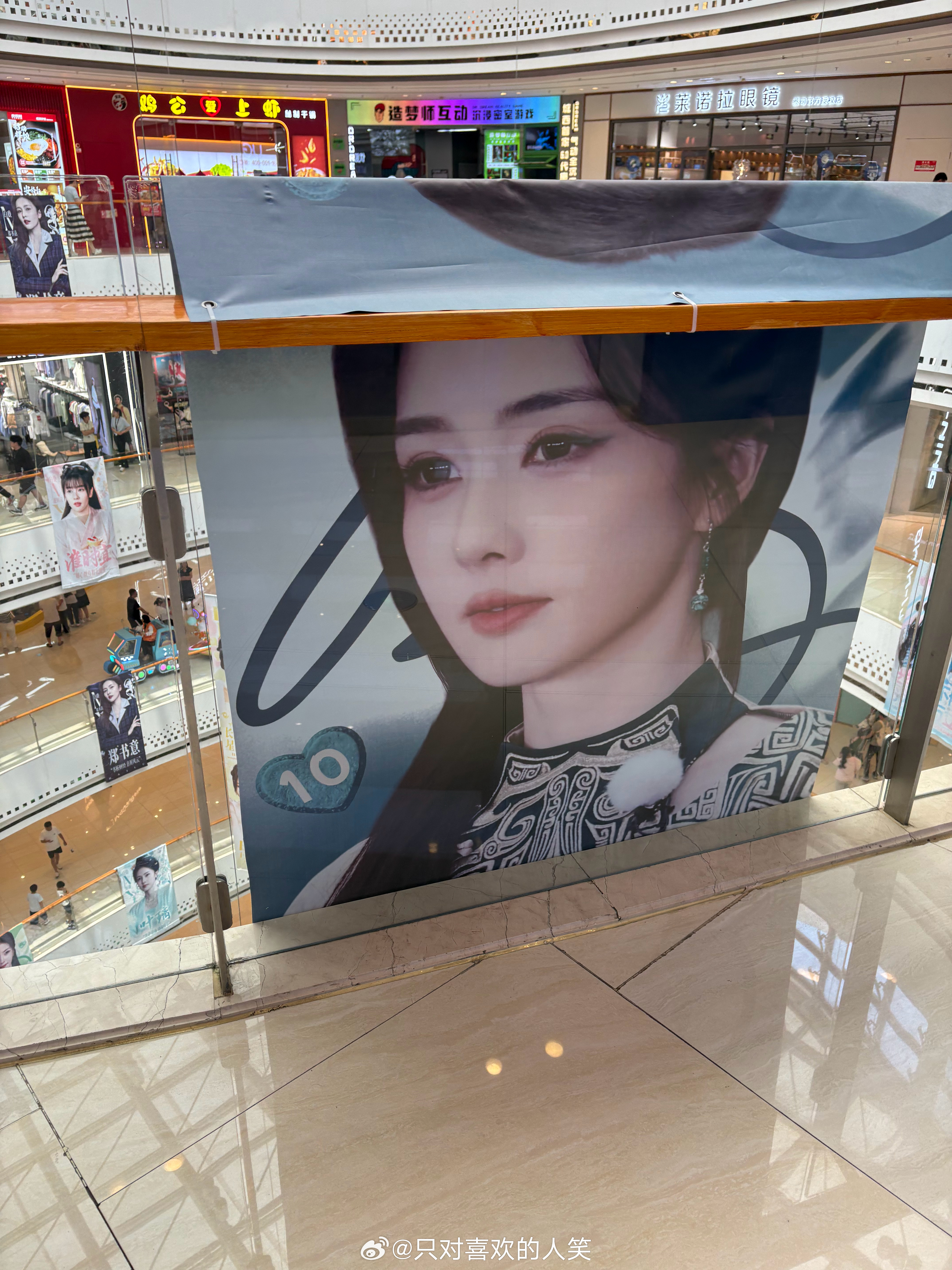 逛商场偶遇这场痛楼。一出电梯忽然怔住，声势浩大，满眼的白鹿～世人总劝我们收敛情绪