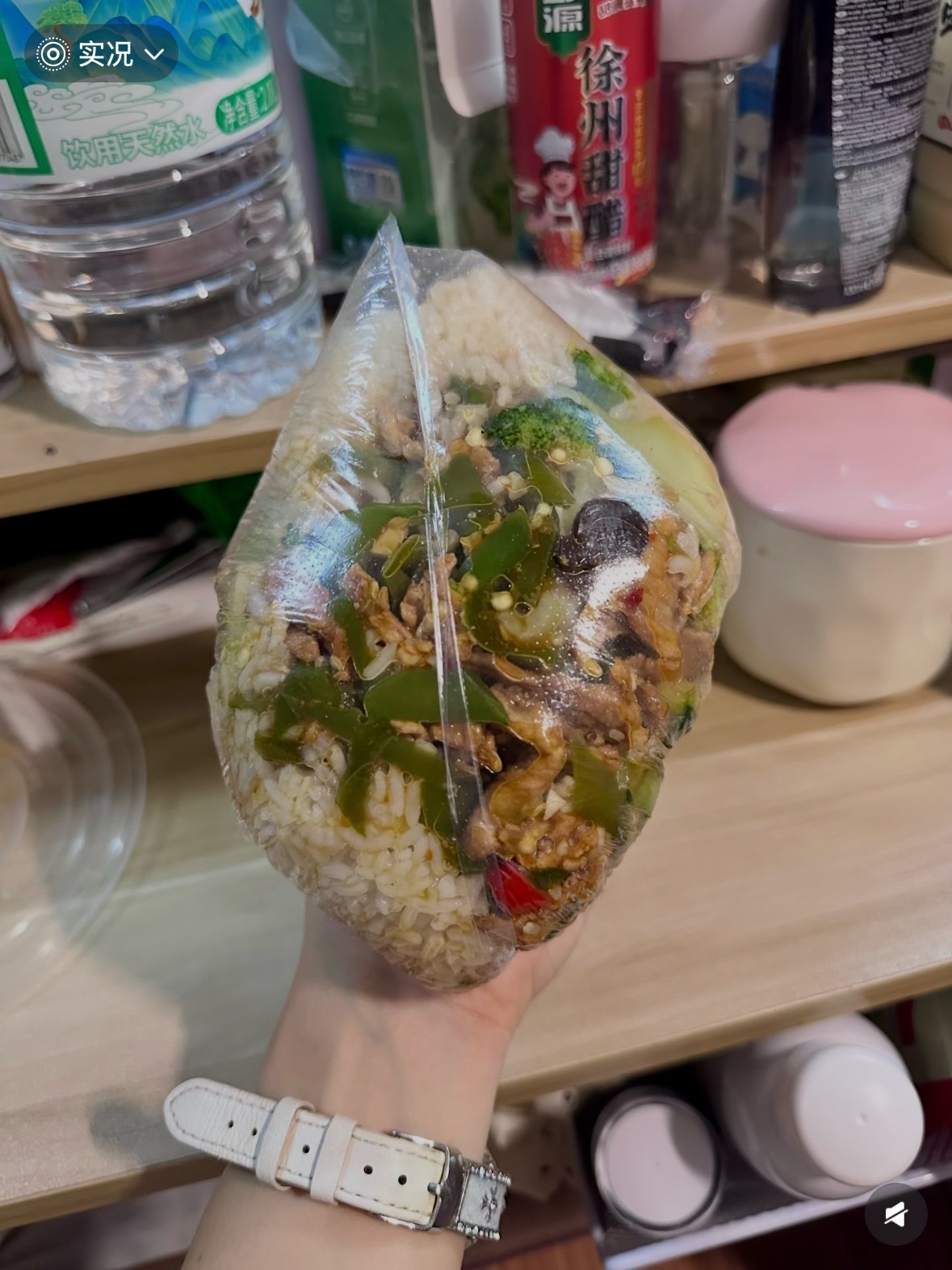 说真的我本人就是这样，平时去超市购物，但凡手里还能拎得住，坚决不买塑料袋。不是缺