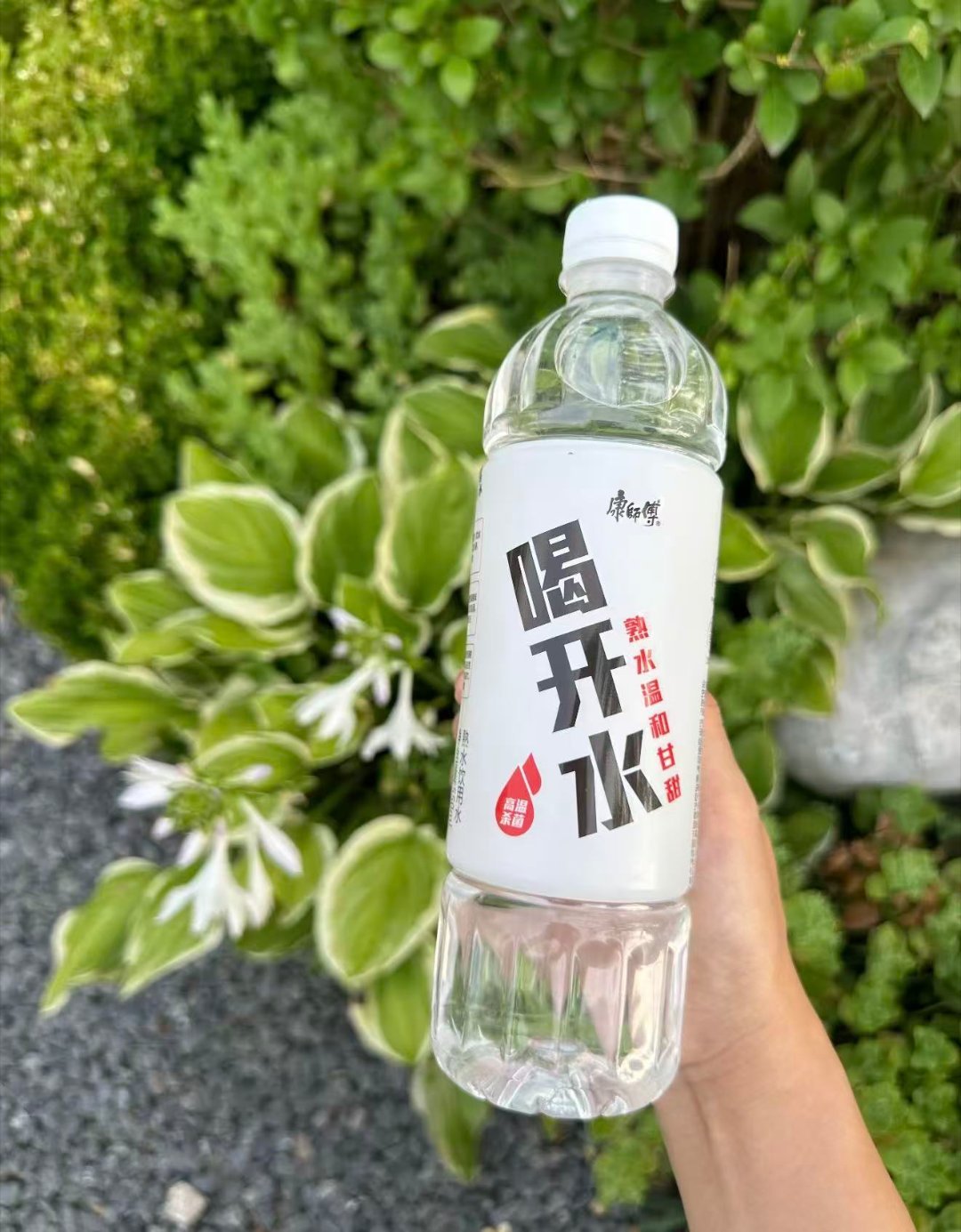 当代年轻人连喝水都要人管不少年轻人总忘记主动喝水，林逸完美体现这点，靠着康师傅喝