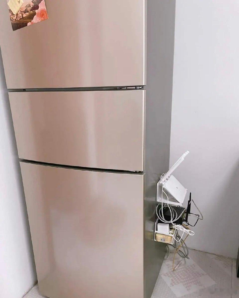 网友家里网速慢WiFi信号不好的原因找到了，路由器放在冰箱旁边，冰箱妥妥的信号干