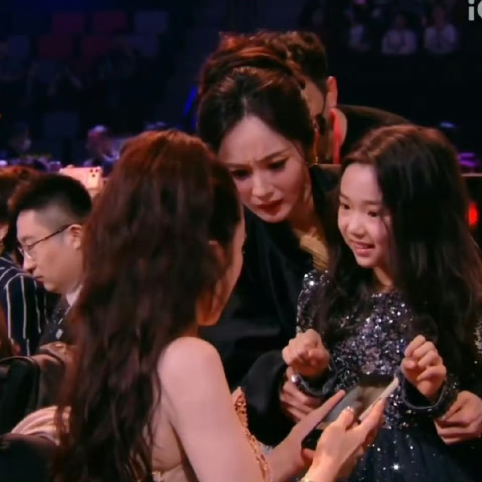 杨幂嫌弃董璇拍照我嫌弃诡秘的拍照技术belik2025爱奇艺尖叫之夜