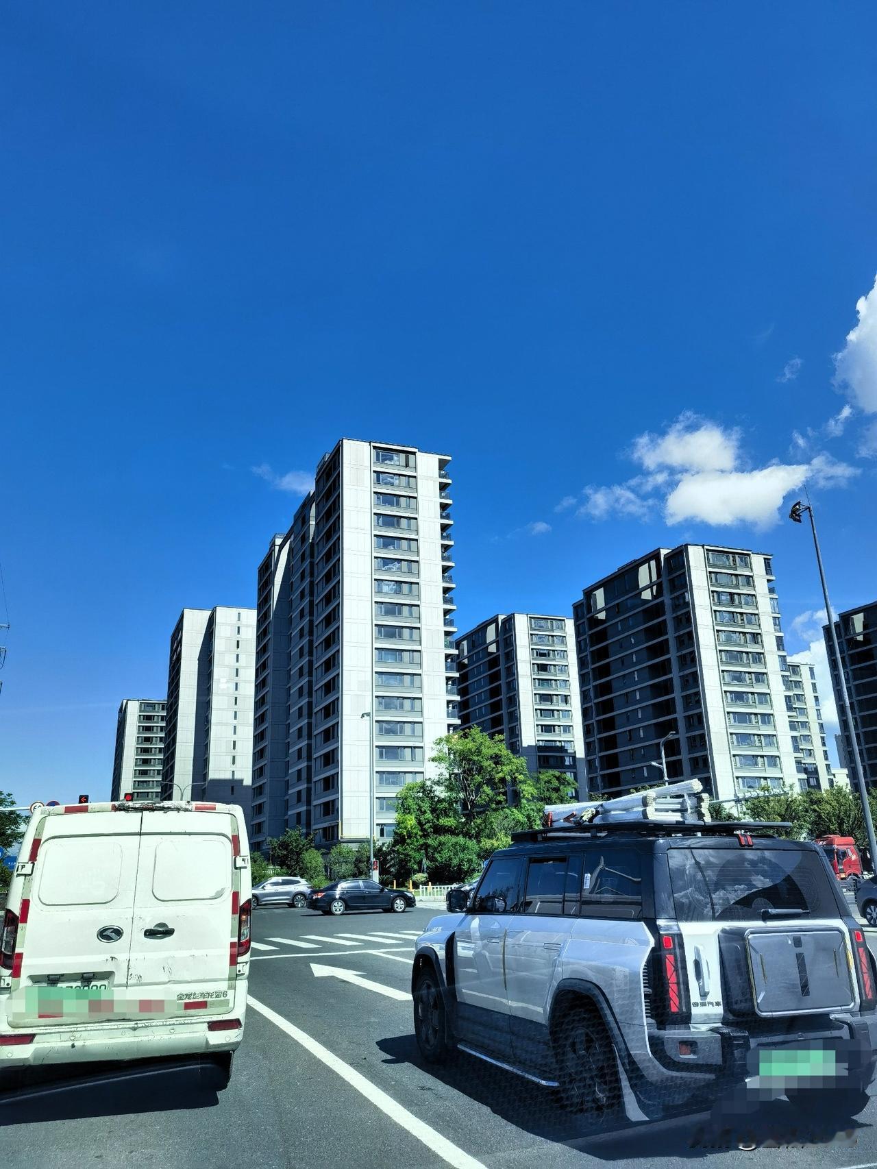 晴朗天空下的城市风景

昨天出门，恰逢天公作美，蓝天白云，晴空万里。驱车行驶在河