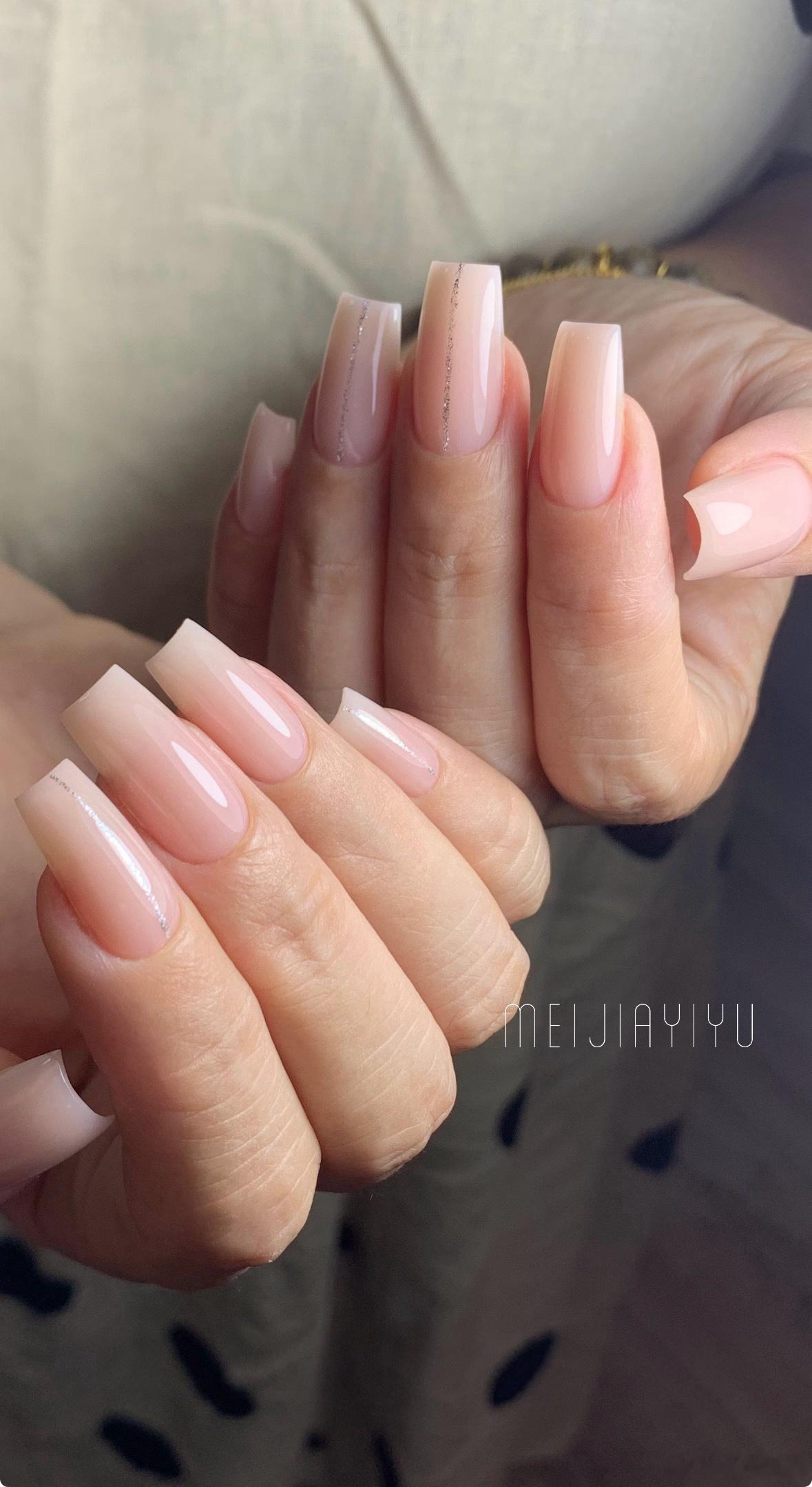 七夕快乐呀💗💗～我姐心疼我..说涂个裸色就行了..感觉很久没有修过梯形了..