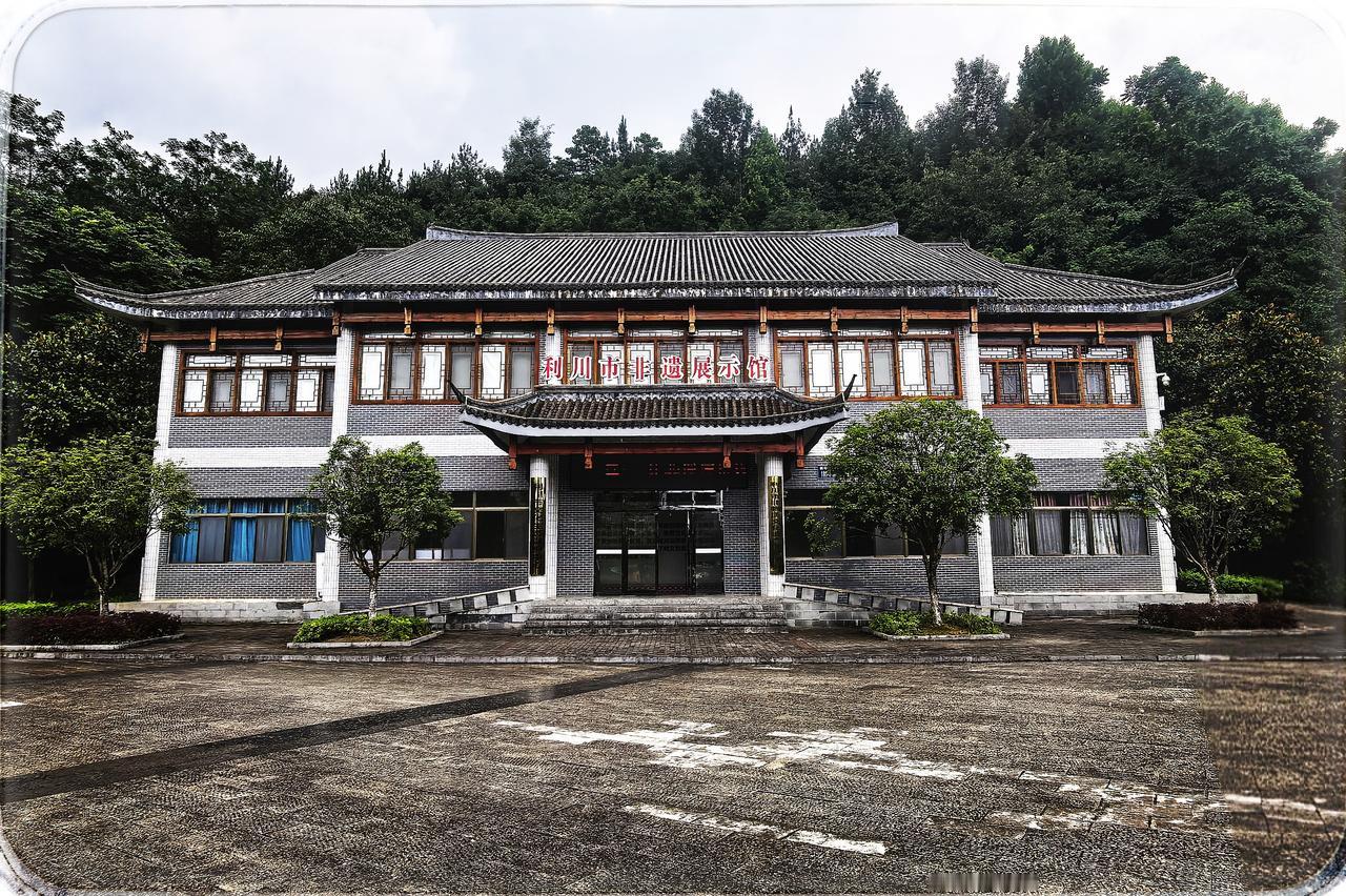利川非遗展示馆之约
踏入利川非遗展示馆的门廊，似穿越时光隧道开启神秘远航。这是一