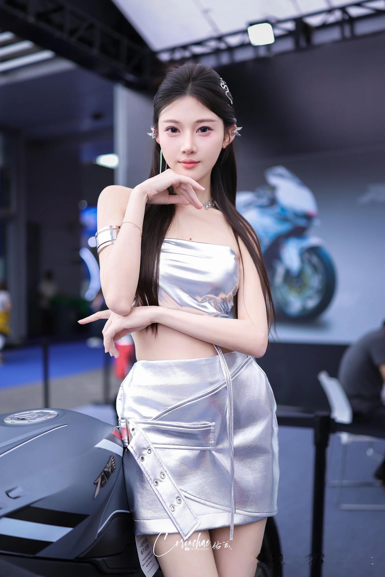 晒图笔记大赛机车女孩的酷炫穿搭，闪耀的银色套装，尽显时尚与个性！