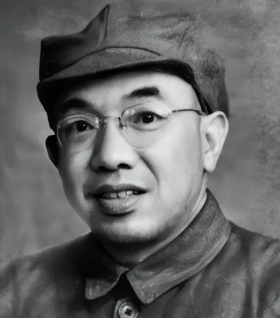 他破译了长征路上860种敌军密码，被称为了红军的“活地图”,却在1962年的大会