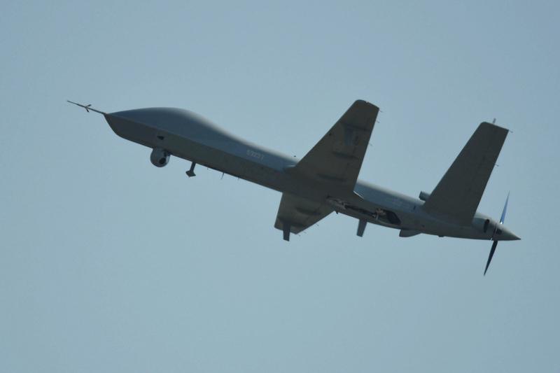 中国攻击 - 11 无人机性能那叫一个厉害！它具备高隐身性能，采用飞翼式布局，能