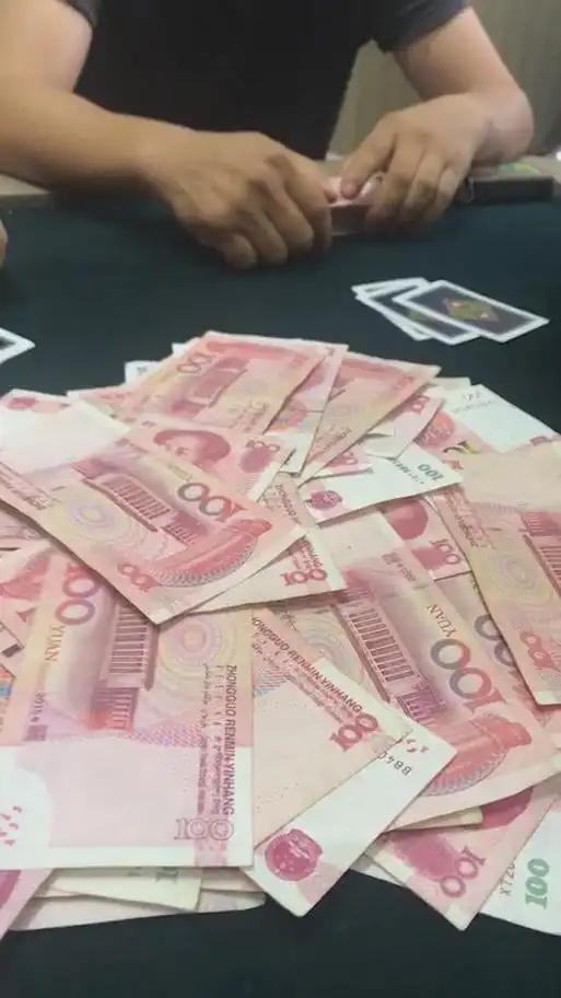 我身边还真有因为赌博输得倾家荡产的人。他原本家庭美满，有房有车。但迷上赌博后，一