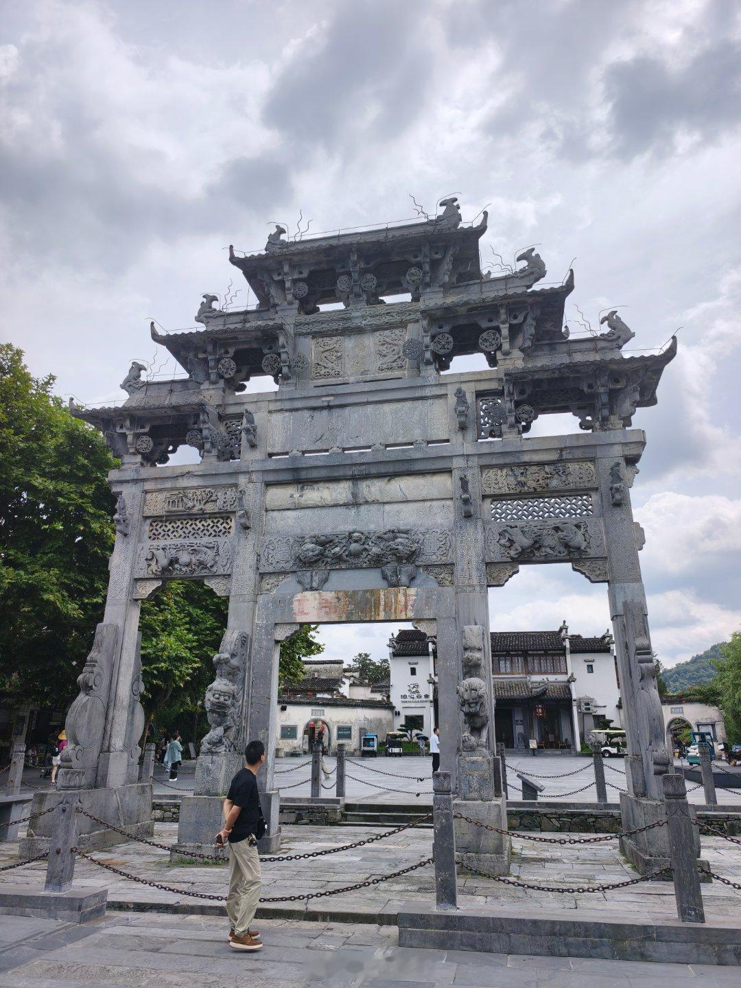 不是说宏村商业化挺严重嘛有点影响看徽式建筑的感觉就去了趟据说商业化不严重的西递村