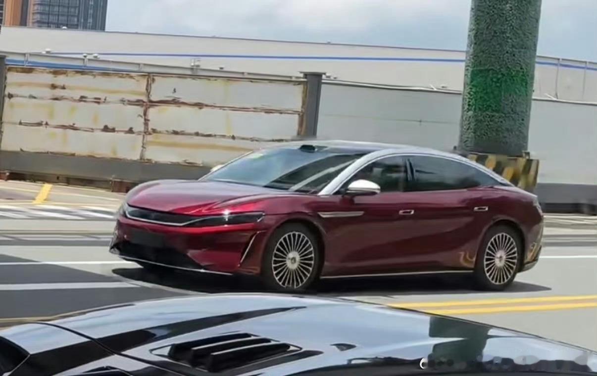 双拼色比亚迪实车曝光刷到比亚迪大汉红银双拼的实车，第一感觉：比亚迪这回总算在设计