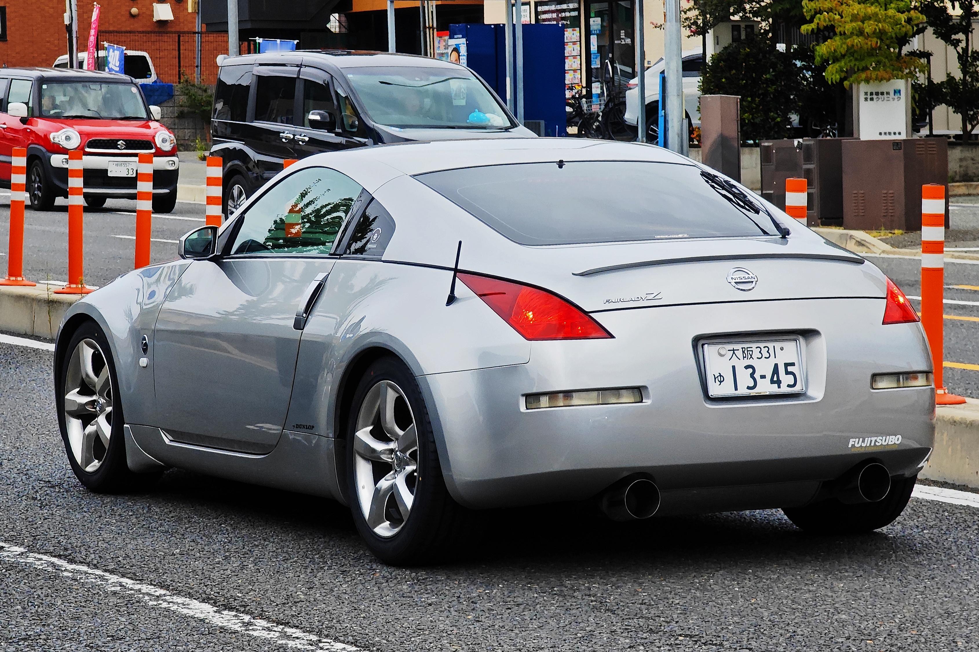 过马路遇到一辆 350Z，全车原版，只换了一套 Fujitsubo 双边双出大尾