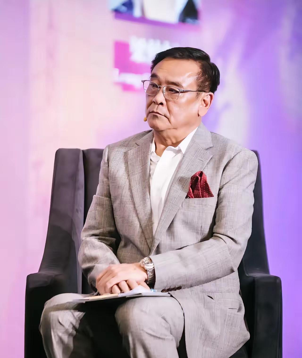 现在全网最后悔的，
肯定就是尔冬升。
他千不该万不该，不该三年前看完《给阿嬷的情