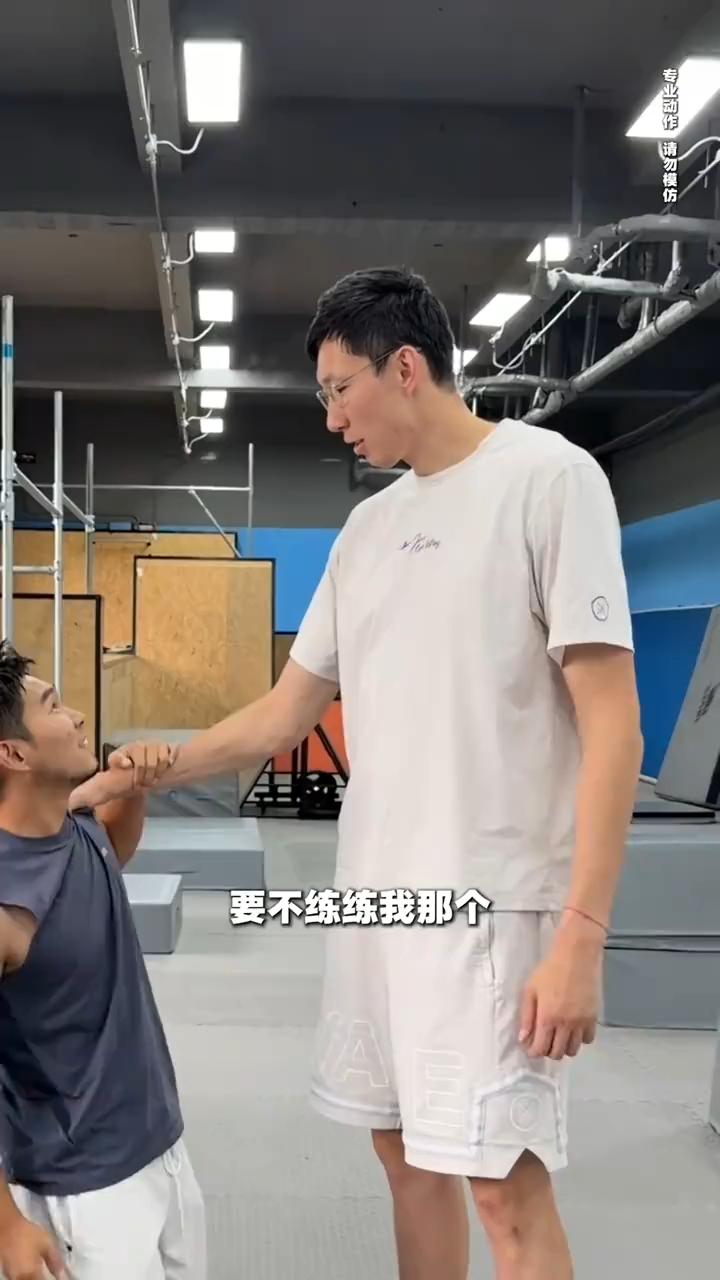 这是降维打击，还是彻底碾压！大魔王周琦，依靠自己的身高腿长，踢馆跑酷运动员。面对