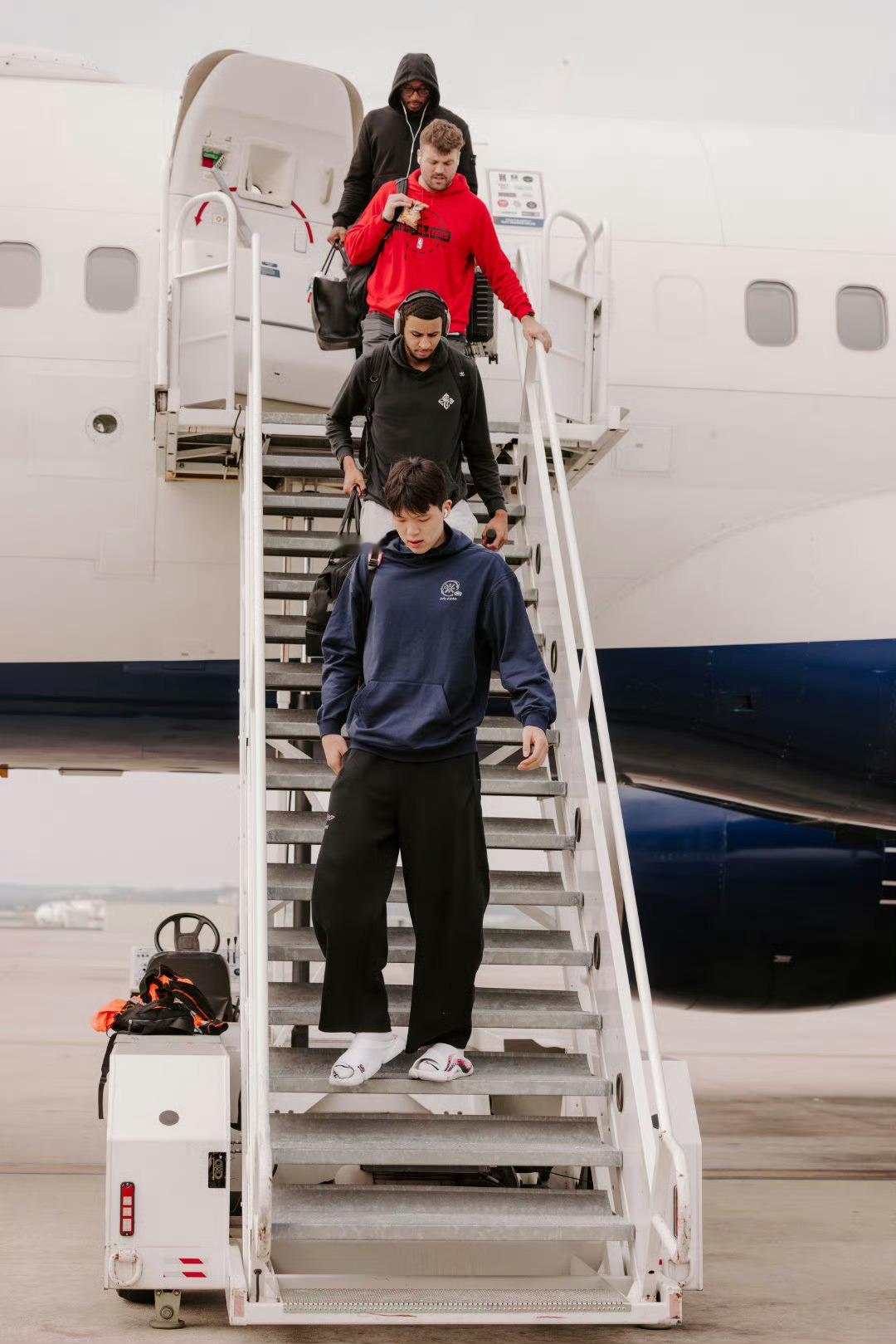 波特兰开拓者 乖巧杨哥随队出发圣安东尼奥开拓者1-3马刺，关键一战！陪杨瀚森征战