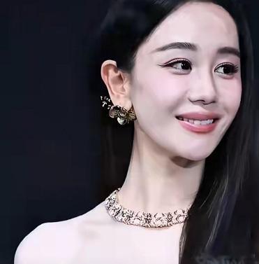 海陆这是怎么了一点儿也看不出演紫薇时的样子呢。 海陆在近期出席活动的时候，和以前