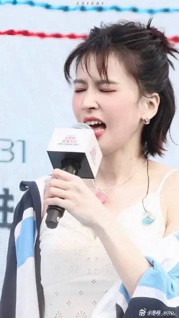 曾沛慈回应雪人换黄灿灿她现在最重要的就是保护好嗓子毕竟自己就是歌手其他的也不需要