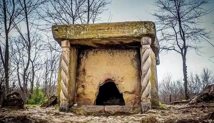 在俄罗斯阿巴坎市发现的千年古墓，经考古专家考证，墓主极可能是西汉名将李陵。   