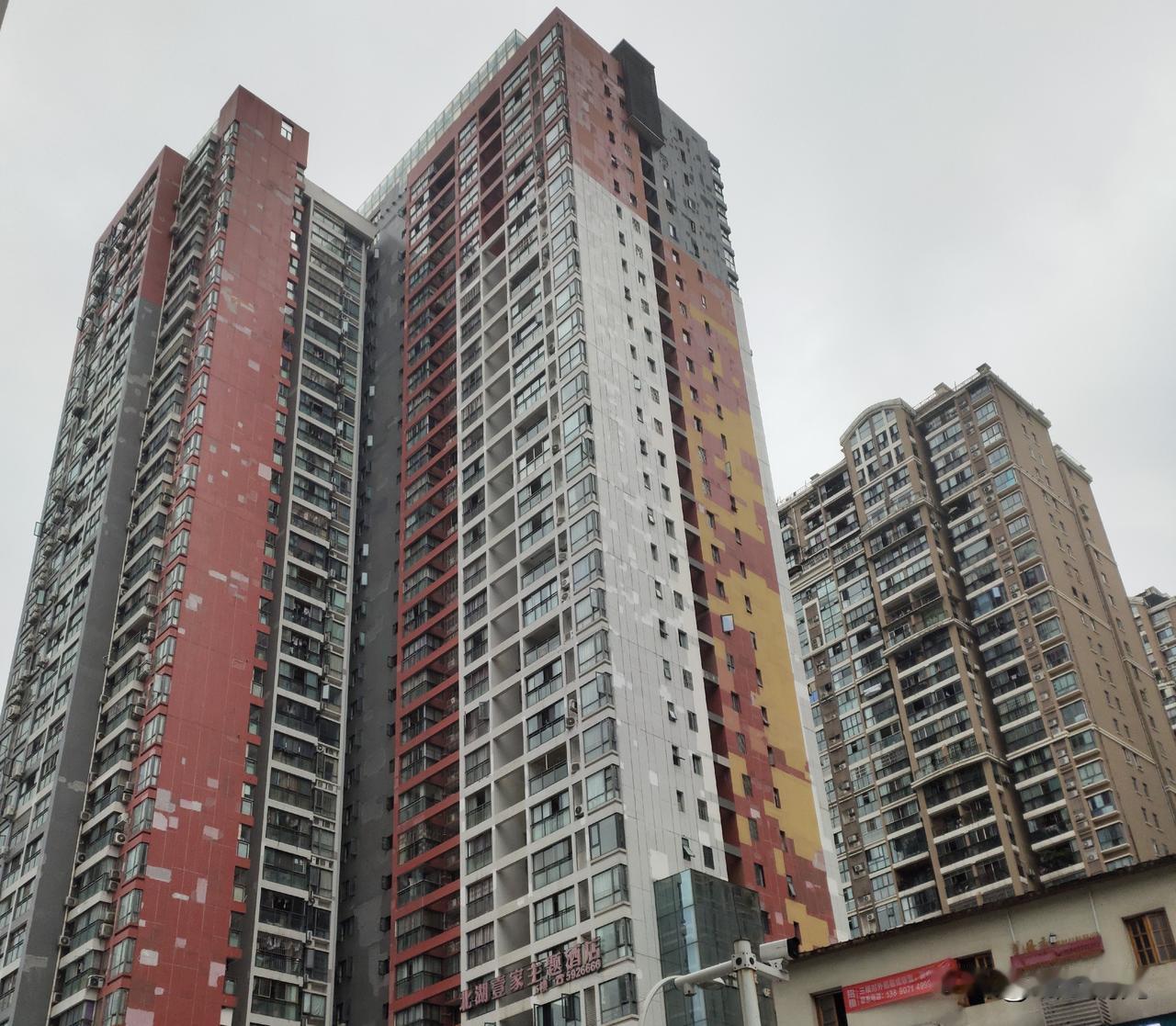 北湖一小区外墙也脱落了
近日，在南充顺庆北湖公园旁边看到锦绣北湖小区的外墙也脱了