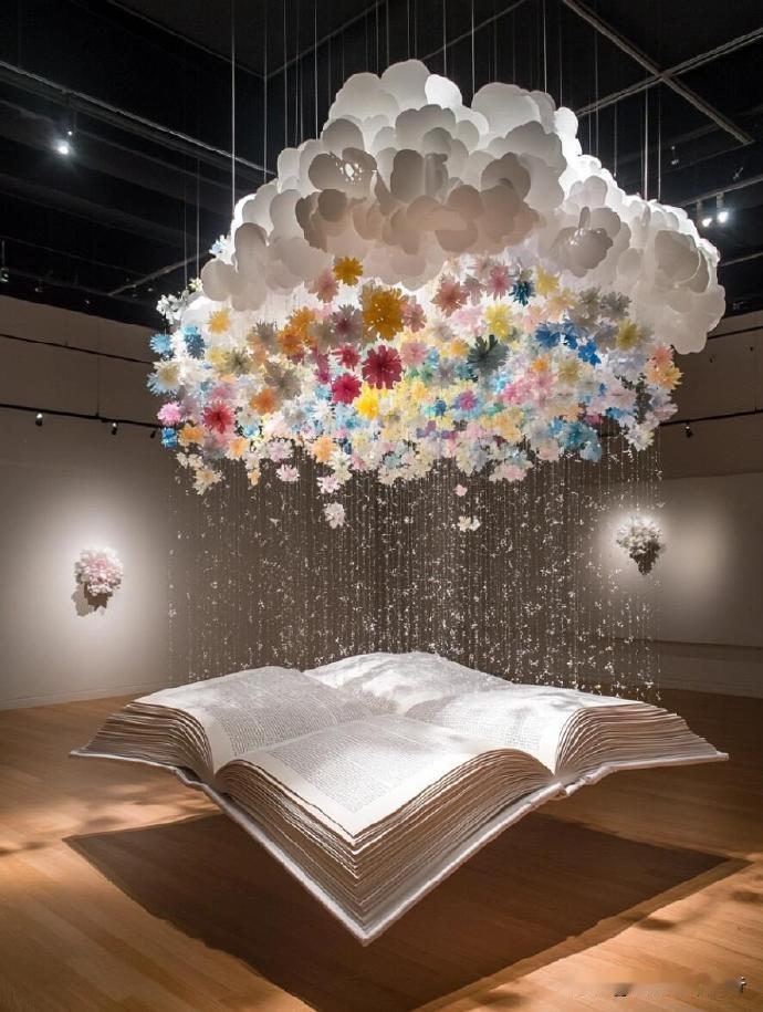指尖轻触纸页，墨香与花香悄然相遇。文字如流云舒展，在字里行间织出一片花影漫天。每