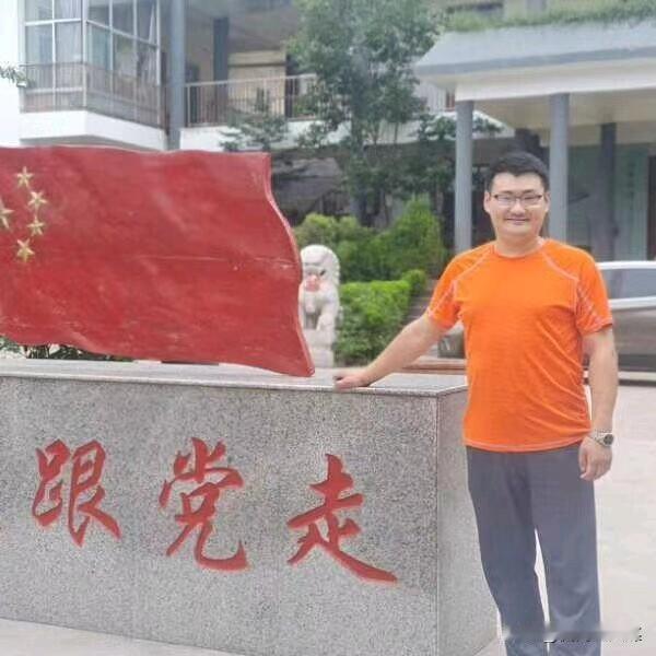 江城子·酒窖吟（苏轼体）
文/吾醒

百坛佳酿锁流光，隐深仓，溢芳香。
岁月凝醇