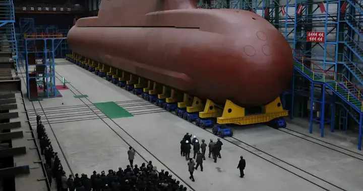金正恩指导核潜艇建造