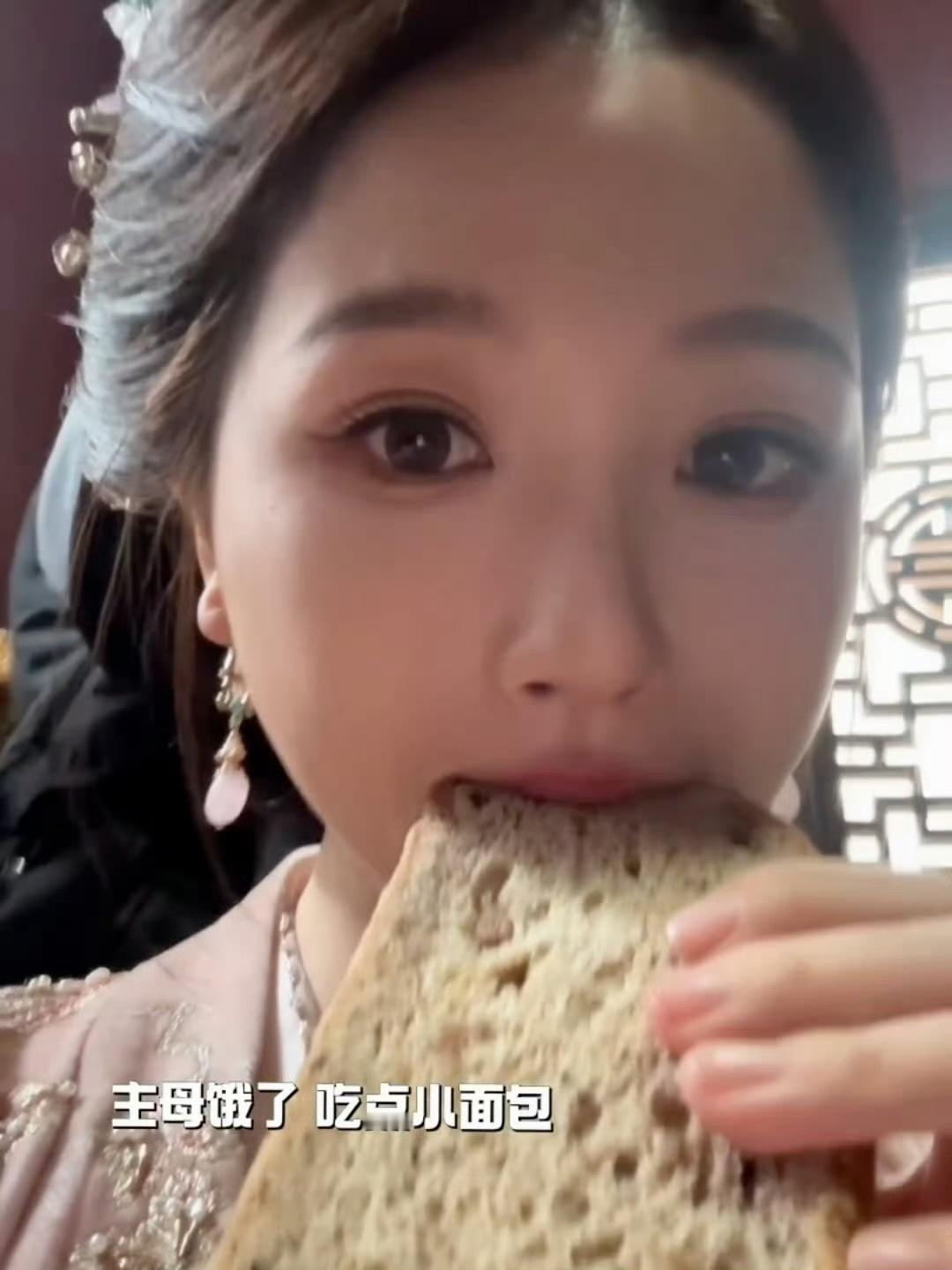 小仓鼠嚼嚼嚼主母可爱疯了吧！！！ 