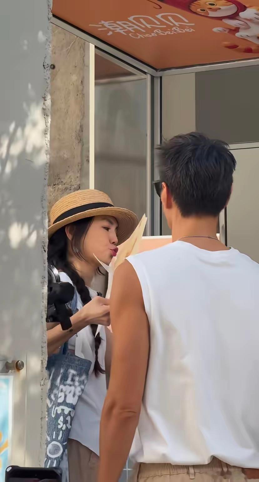 Ella老公路透曝光190高大身材状态绝了完全看不出他50岁，两人一身情侣装出游