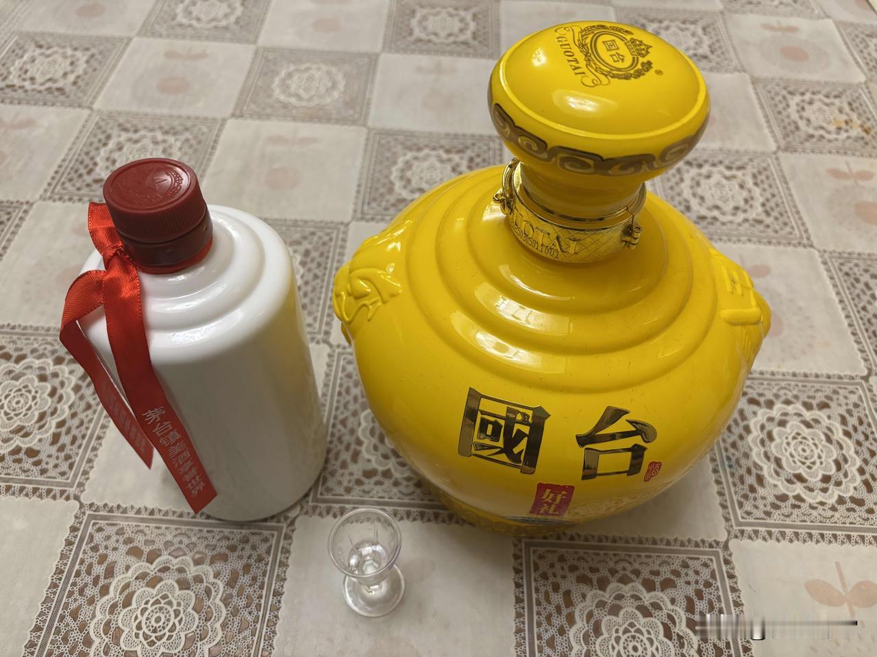 LG从不介意我喝酒，因为他也喝。晚饭后，看见桌上他喝完的小酒杯，往里添了点，我也