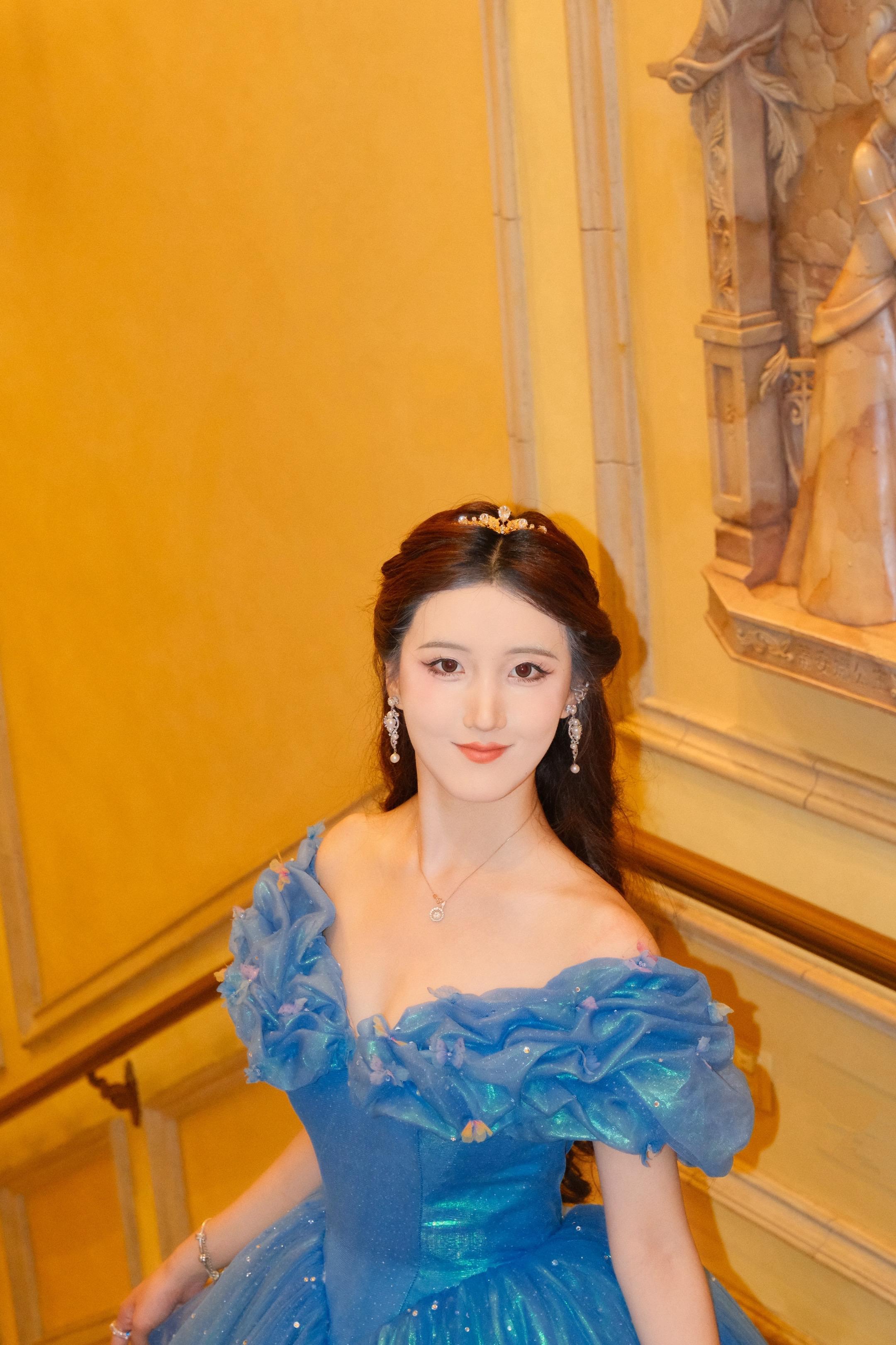 Cinderella仙蒂公主🪞。万圣节当然要在迪士尼当公主啦