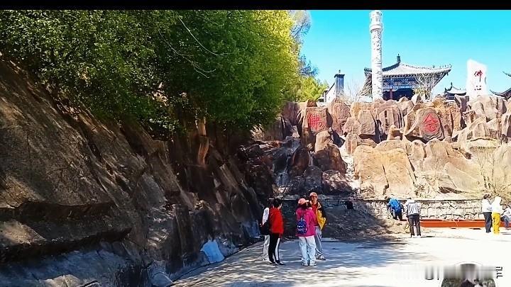 灵岩寺
灵岩寺在吉林市的欢喜乡。
大巴车开到灵岩寺的山门前，这里有个停车场，下车