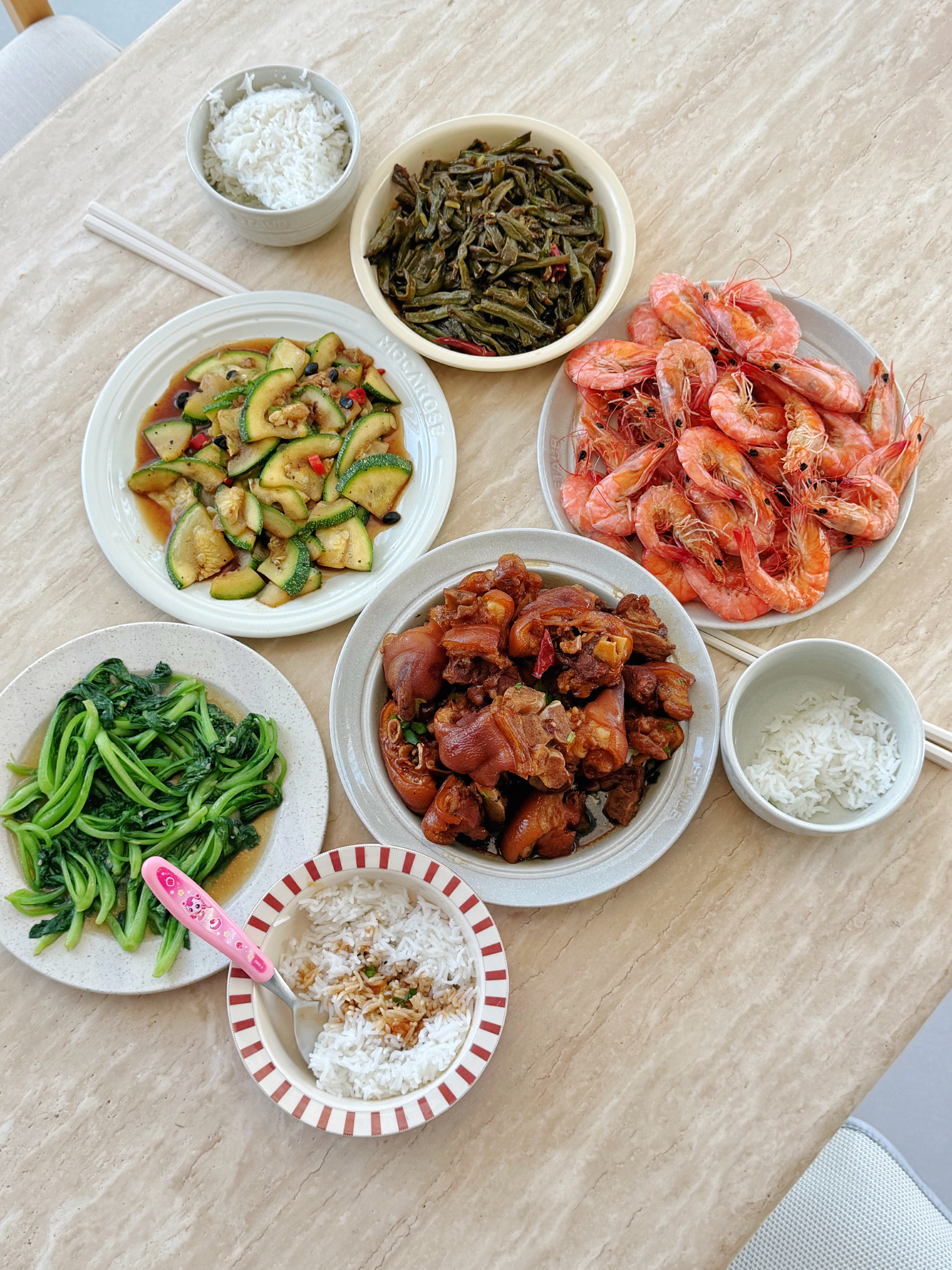 吃晚饭～盐烤对虾、红烧猪脚、烤带豆、豆豉炒嫩南瓜、清炒小青菜。芒果家的三餐