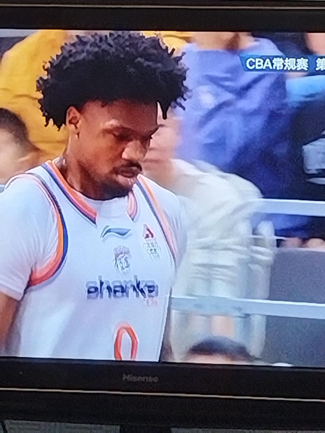 今天晚上CBA广东主场对上海的焦点比赛，没想到上半场结束，广东30:51大比分不