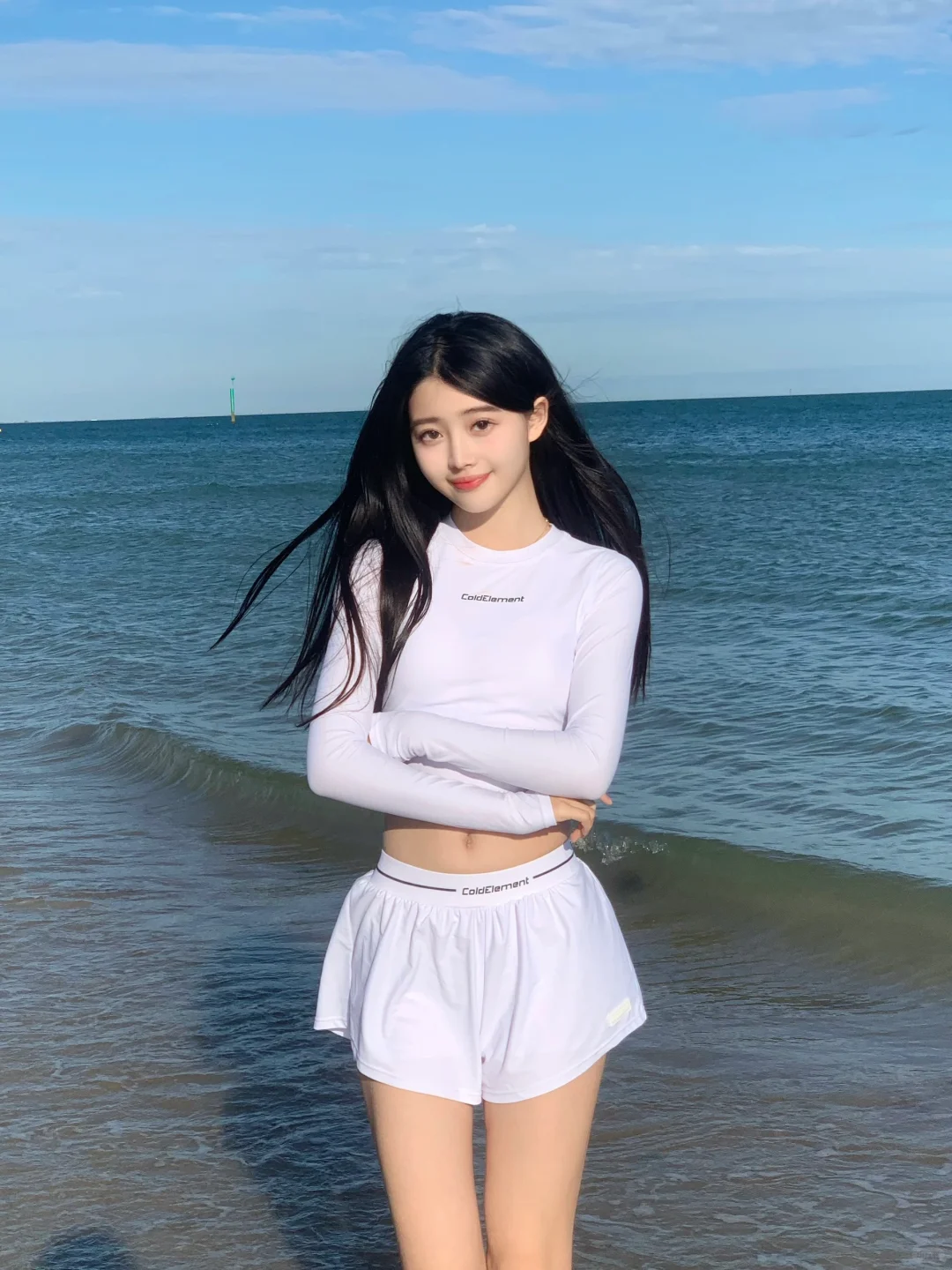 在海边穿长袖泳衣就不怕被晒黑了🌊
