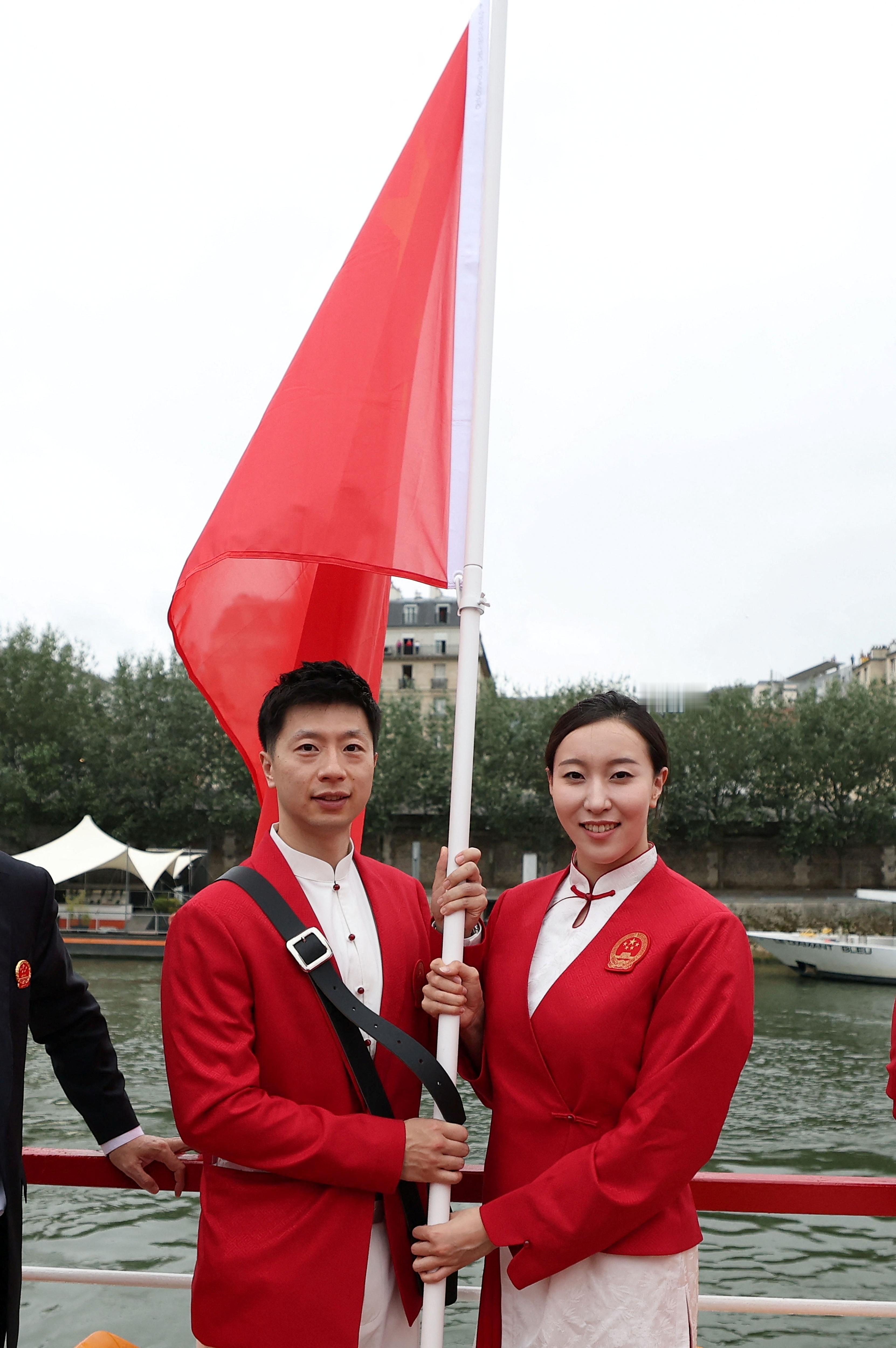 #国乒男团金牌#美满！中国奥运代表团两位旗手，马龙&冯雨都已经收获金牌！ ​​​