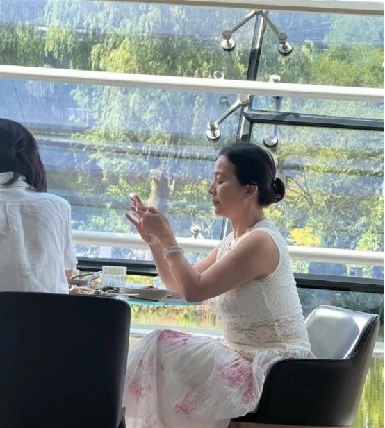 刘亦菲的妈妈刘晓莉近日在北京一家餐厅与朋友聚会，如今已经67岁的她身材相比年轻时