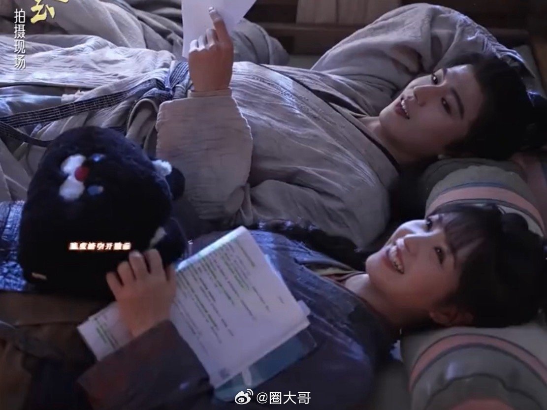 张凌赫指导田曦薇拍吻戏哇哇哇哇。就是说张凌赫和田曦薇也太甜了叭，怎么会有这么般配