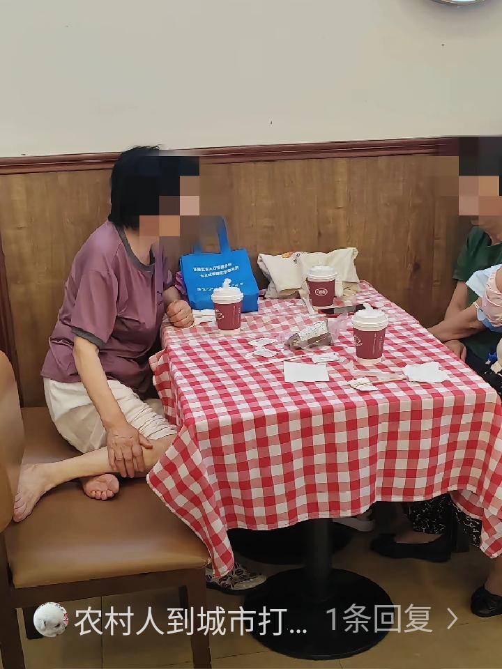 有些人身子住进了城里，喝上了新式咖啡，骨子里老习惯却半点没改。

店里红格子餐桌