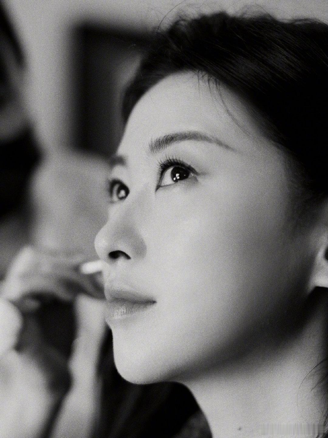 朱珠被飞鹤的鲜活打动了 看到朱珠与妈妈们的在线对话，真的被那份真诚深深打动。她不