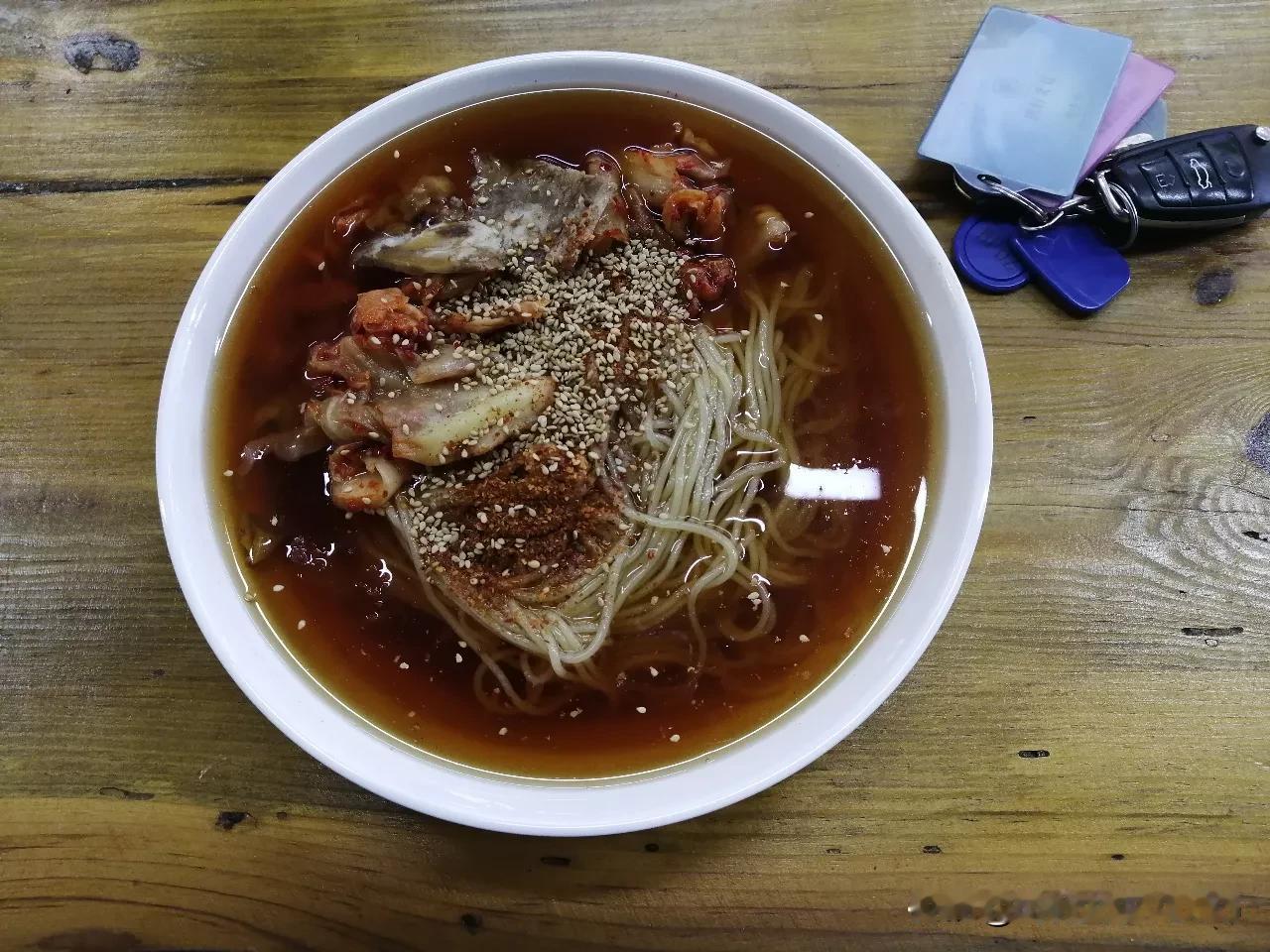 西塔大冷面我刚来沈阳时候，真心吃不惯可是吃着吃着就爱上了，特别是那种气氛，刚才路