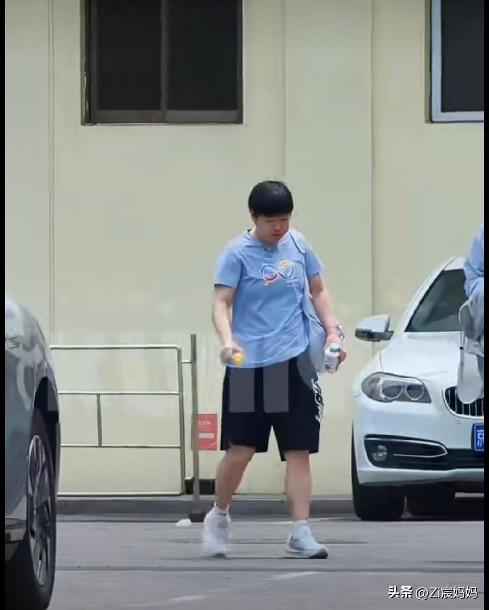 最近断网了，走遍全网寻到了一张孙颖莎同学近期的照片。
从餐厅吃完饭的莎莎与师傅邱