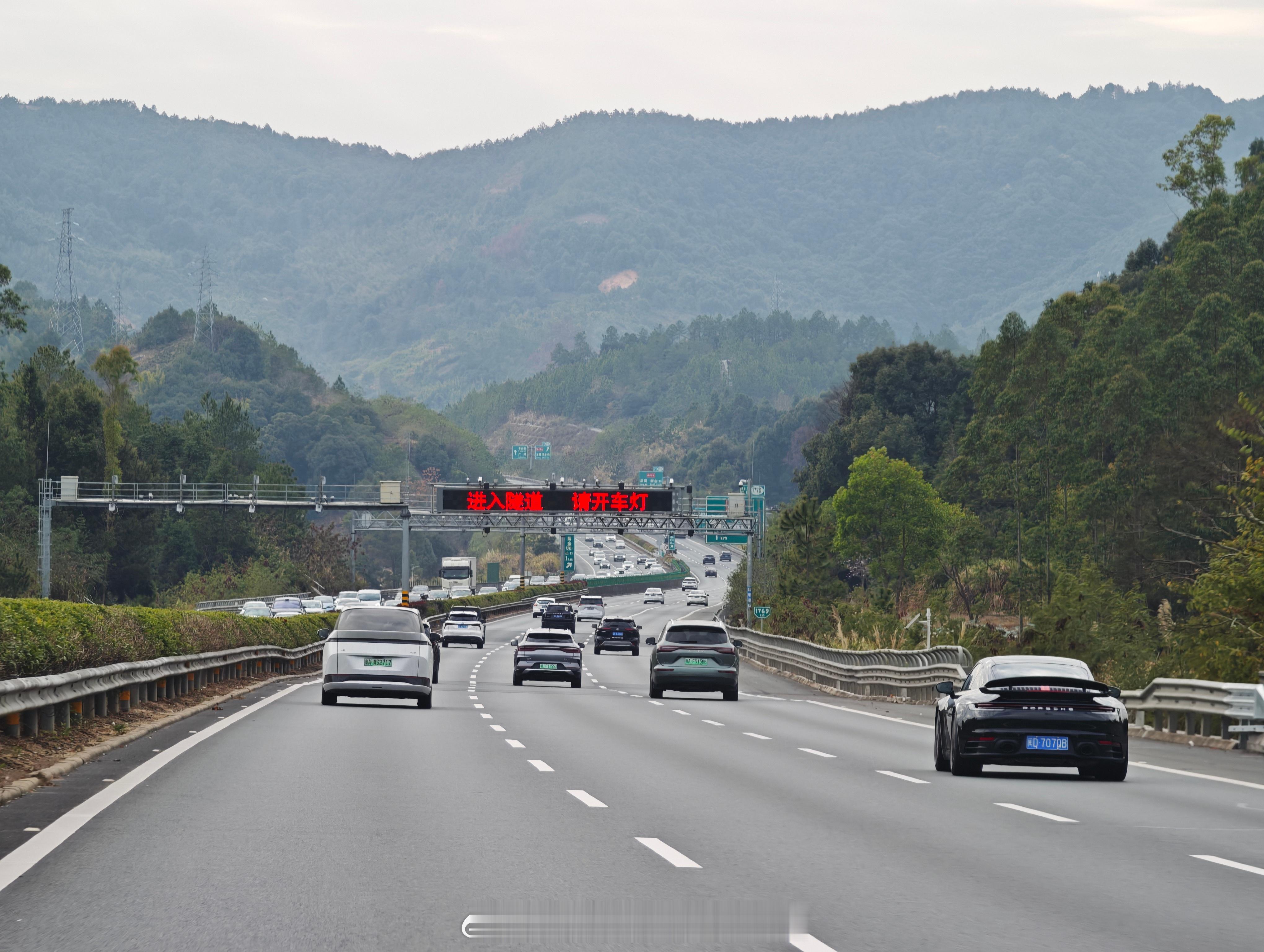 离春节放假还有几天，但高速公路得车流量明显已经起来了，尤其是瓦溪附近，开始大堵车