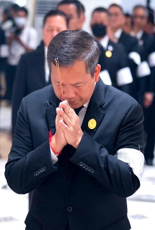 果不其然
 
柬埔寨首相洪玛奈突然宣布了
 
柬埔寨新任首相洪玛奈刚上位没多久，