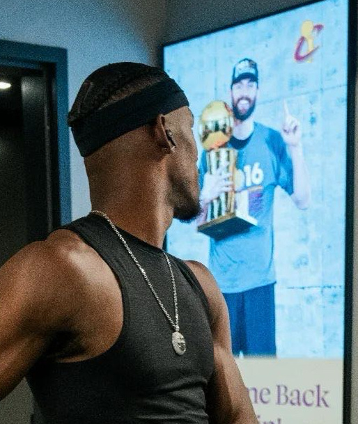 兄弟们，翻到以前之前的图这个画面看着确实….巴特勒球员通道看着抱着总冠军奖杯的凯