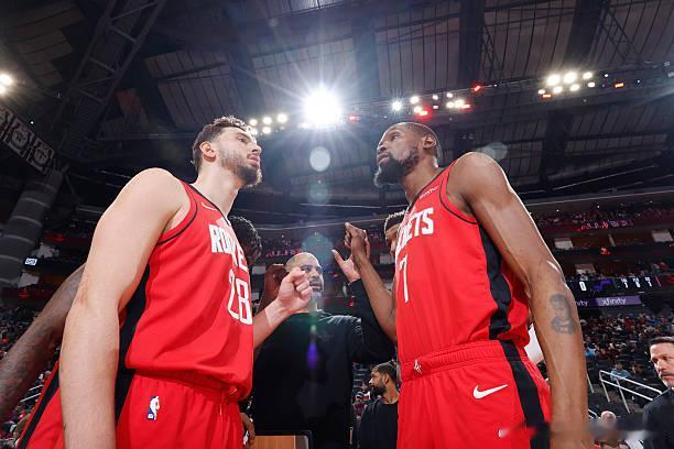 申京：“在进攻端，我们必须把球传给KD，让他在能得分的位置拿到球，这些事情我们会