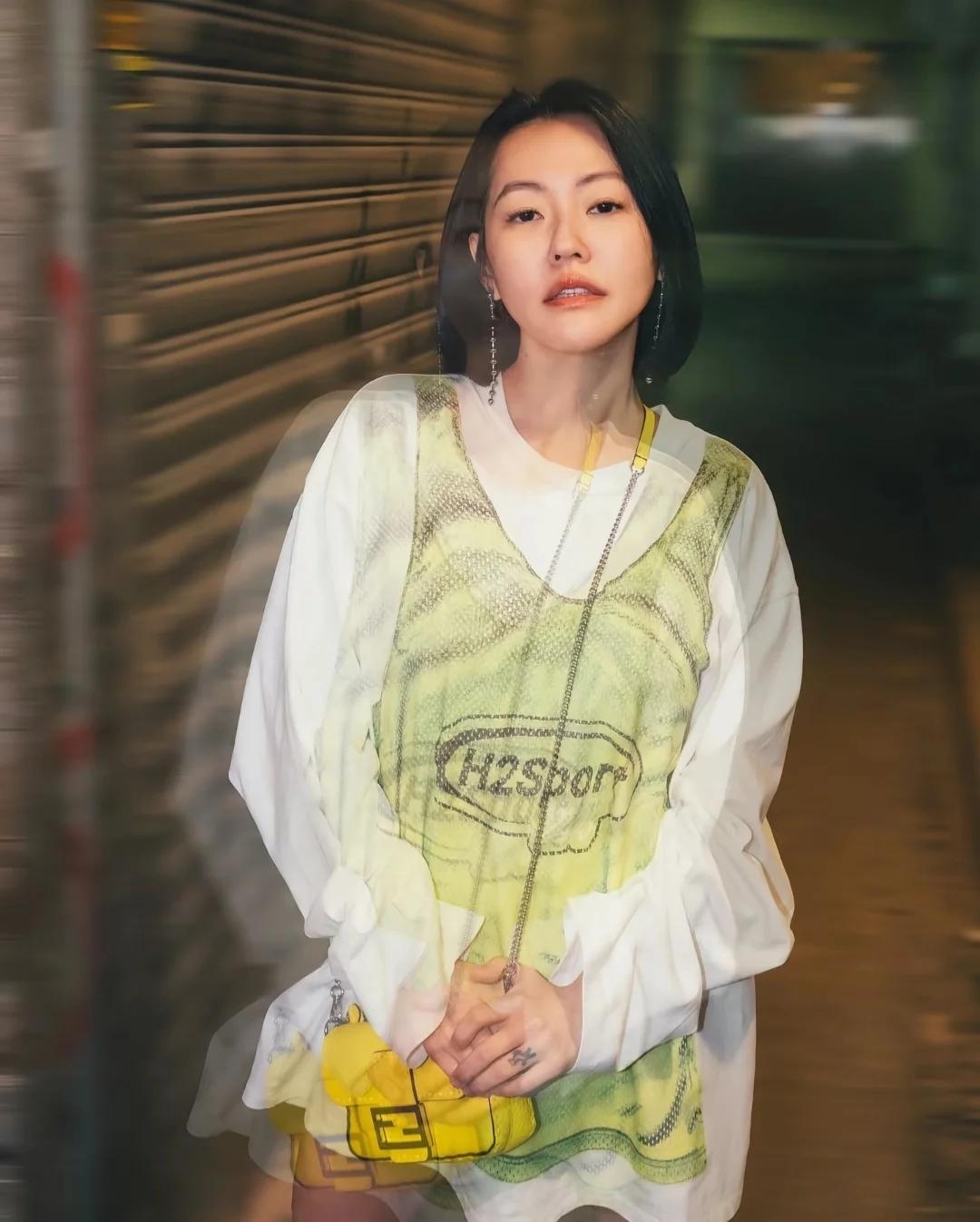 我觉得她姐姐是真的对她好，她反而对她姐姐不咋地，然后她现在还一遍遍在社交平台上表