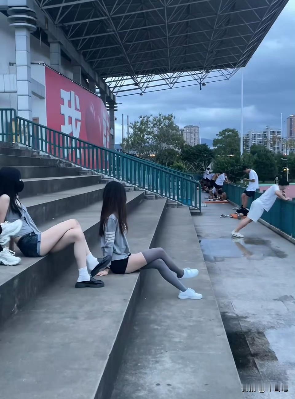 美女的兴趣是看男的。