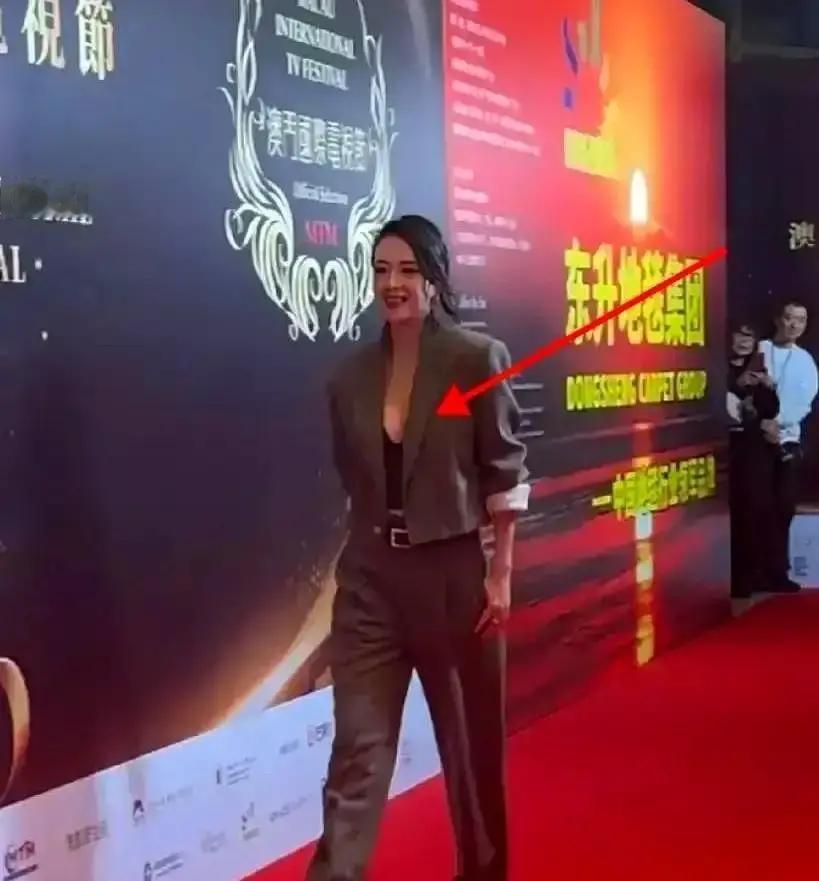 别再骂她穿香奈儿像“邋遢”了。时尚圈正在用“邋遢”重新定义权力。
 
她的造型师